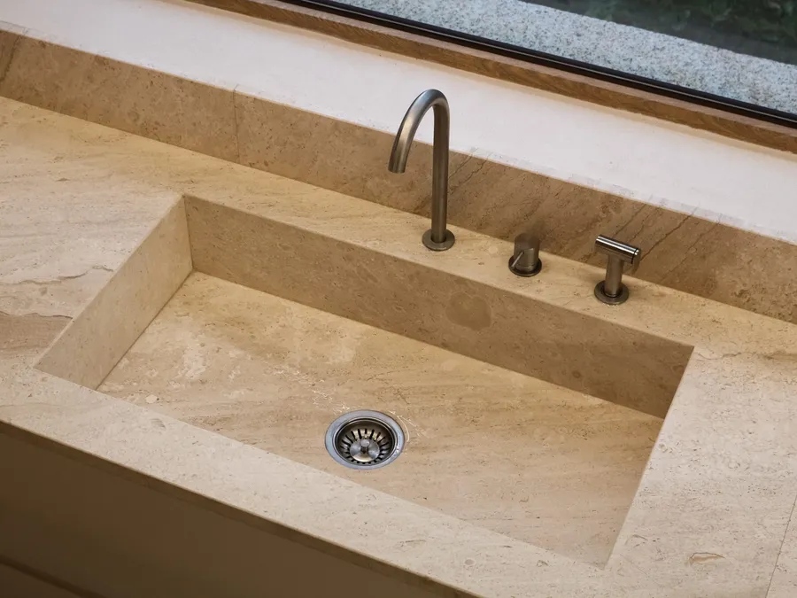 Rubinetteria Zazzeri su lavabo in pietra